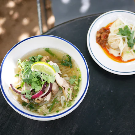 【逗子】旅先気分で味わう、鶏と牛すじのフォー。多国籍カフェ「Love Saves the Day」